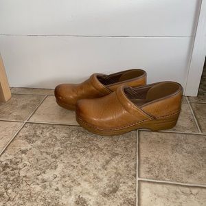 Dansko Women's Professional Honey Distressed Leather Clogs size 40 (9.5-10)